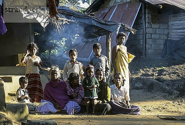 Eine Gruppe von Betta kurumba Stammesangehörigen posiert für die Kamera in Theppakadu im Mudumalai National Park  Nilgiris  Tamil Nadu  Südindien  Indien  Asien