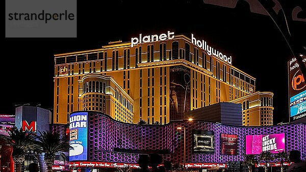 Nachtszene entlang des Strip in Richtung Planet Hollywood in Las Vegas