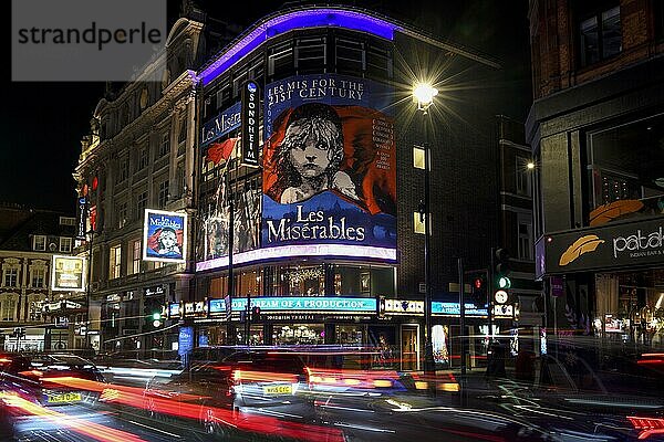 Nächtlicher Verkehr vor dem Sondheim Theatre  Les Misérables  Musical  West End  London  England  Großbritannien  Europa