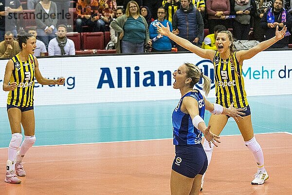 Die Mannschaft des Fenerbahce Opet Istanbul freut sich über den Punktgewinn  Volleyball Champions League 2022/23 2. Spieltag  21.12.2022