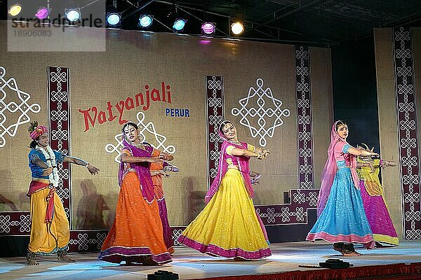 Kathak-Tanz beim Natiyanjali-Festival im Perur-Tempel  Tamil Nadu  Indien  Asien