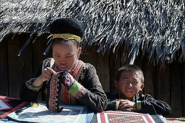 Kinder im Dorf Meo  Maesa  Thailand  Asien