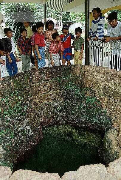 Kinder am Hang Tuah-Brunnen  Melaka  Malaysia  Malakka  Asien