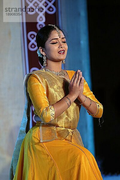 Kathak-Tanz beim Natiyanjali-Festival im Perur-Tempel  Tamil Nadu  Indien  Asien