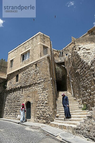 May 18  2018: Menschen in traditioneller Kleidung in Mardin  Türkei am 18. Mai 2018  Mardin