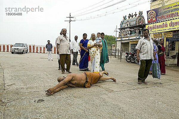 Ein Anhänger beim rituellen Rollen oder Angapradakshinam um den Lord Murugan-Tempel in Thiruttani Tiruttani Tirutani  Tamil Nadu  Südindien  Indien  Asien