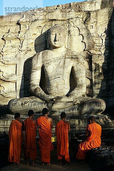 Mönche und sitzende Buddha-Statue  Gal Vihara  Polonnaruwa  Sri Lanka (Polonnaruva)