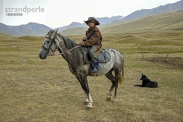Hirtenjunge auf seinem Pferd  West-Karakol-Tal  Region Naryn  Kirgisien