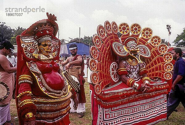 Theyyam-Tänzer beim Athachamayam-Fest in Thripunithura während Onam in der Nähe von Ernakulam  Kerala  Indien  Asien