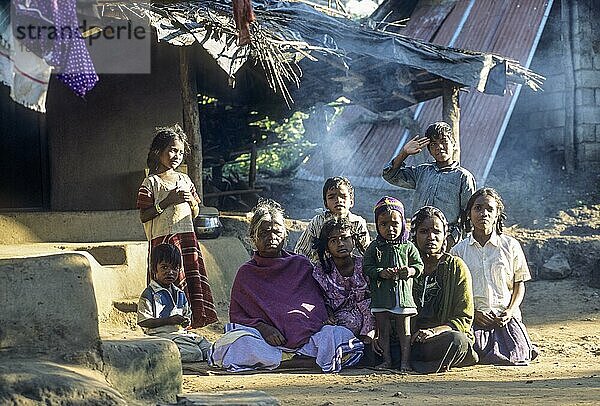 Eine Gruppe von Betta kurumba Stammesangehörigen posiert für die Kamera in Theppakadu im Mudumalai National Park  Nilgiris  Tamil Nadu  Südindien  Indien  Asien