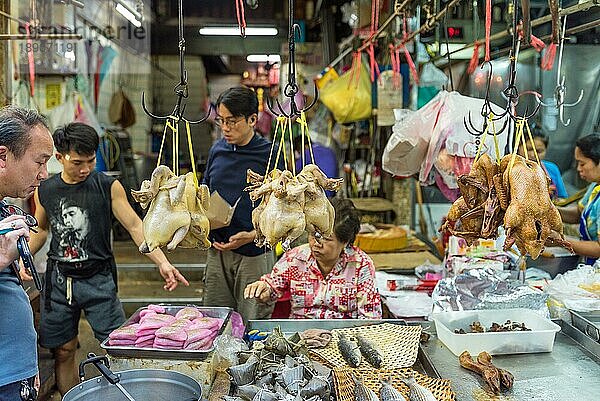 Gekochtes Huhn an einem Straßenstand in der Chinatown von Bangkok. Zahlreiche Geschäfte mit traditionellen Waren und Lebensmitteln