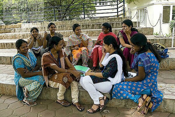20 Jahre alte indische College-Mädchen haben Spaß in Coimbatore  Tamil Nadu  Südindien  Indien. Plauderei