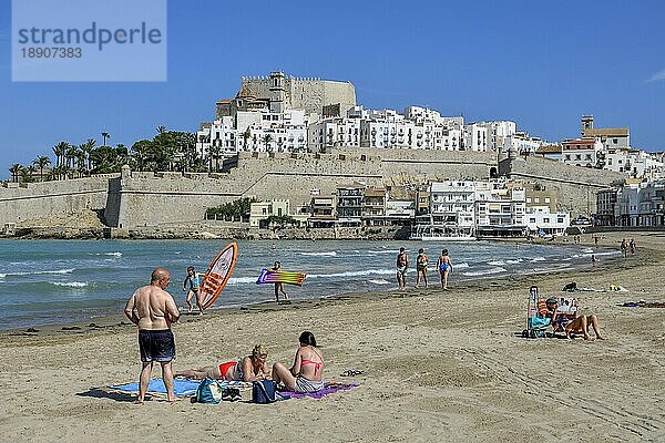 Badegäste an der Playa de Peñíscola  Strand  vor der Kulisse der Altstadt  Peñíscola  Provinz Castellón  Costa del Azahar  Region Valencia  Spanien  Europa