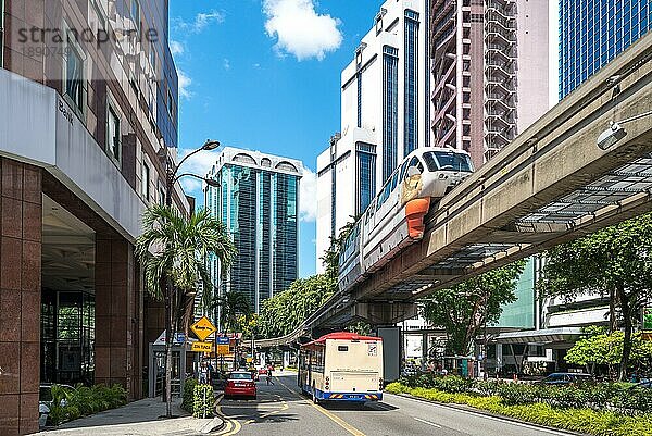 Straßenbild mit Verkehr  Brücke und Zug im Stadtteil Bukit Bintang von Kuala Lumpur. Die Züge der KL Monorail Line verbinden mehrere Stationen in der Innenstadt