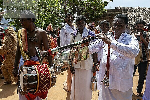 Thavil Melam Perkussion und nagasvaram nadaswaram Musiker beim Dasara Dussera Dusera Festival in Kulasai Kulasekharapatnam in der Nähe von Tiruchendur  Tamil Nadu  Südindien  Indien  Asien