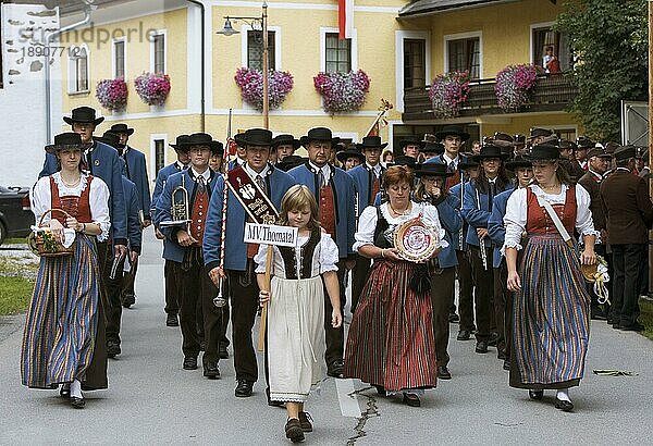 Menschen in Trachten  Thomatal  Lungau  Salzburger Land  Trachten- und Blassmusikverein  Österreich  Europa