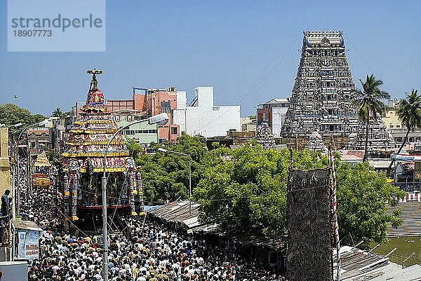 Prozession mit einem Tempelwagen während des Kapaleeshwarar-Tempelfestes in Mylapore  Chennai  Tamil Nadu  Indien  Asien