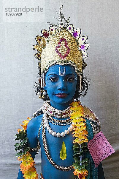 Als Lord Krishna verkleidete Kinder beim Janmashtami Krishna Jayanthi Festival in Iskcon in Coimbatore  Tamil Nadu  Südindien  Indien  Asien