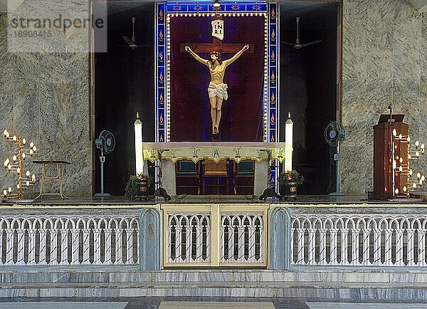 Innenraum  Basilika Unserer Lieben Frau von der guten Gesundheit in Velankanni Velanganni an der Küste des Golfs von Bengalen  Tamil Nadu  Südindien  Indien  Asien