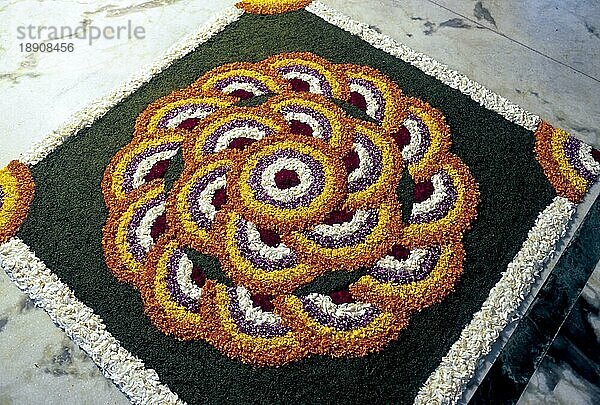 Blumenschmuck beim Onam Fest  Kerala  Südindien  Indien  Asien