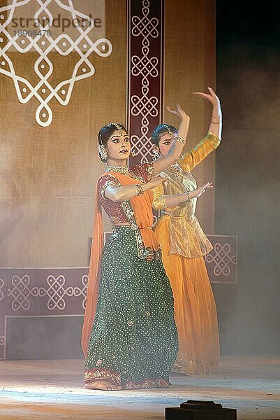 Kathak-Tanz beim Natiyanjali-Festival im Perur-Tempel  Tamil Nadu  Indien  Asien