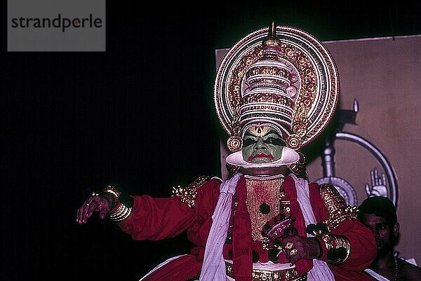 Kathakali Bhima Pacha Grünes Zeichen in Kerala Kalamandalam Koothambalam Tempeltheater Cheruthuruthy bei Soranur  Kerala  Südindien  Indien  Asien