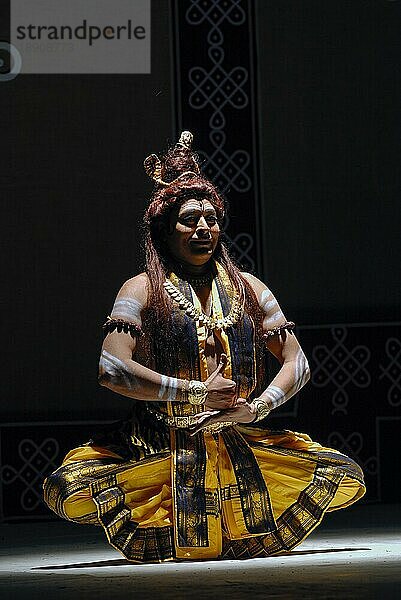 Shiva Tandava Tanz in Bharatanatyam  klassischer Tanz aus Tamil Nadu  Indien  Asien