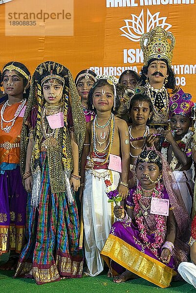 Als Lord Krishna verkleidete Kinder beim Janmashtami Krishna Jayanthi Festival in Iskcon in Coimbatore  Tamil Nadu  Südindien  Indien  Asien