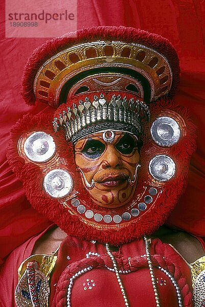 Theyyam-Tänzerin  ritueller Tempeltanz  Kerala  Südindien  Indien  Asien