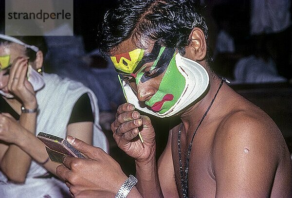 Ein Katakali-Künstler beim Auftragen von Make-up  ein sehr aufwendiger Prozess in Kerala Kalamandalam  Cheruthuruthy bei Soranur  Kerala  Südindien  Indien  Asien