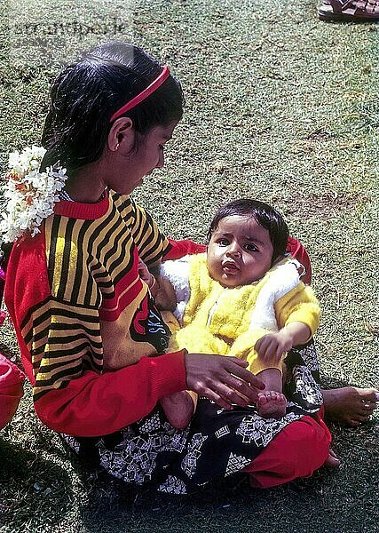 Toda Stammesfräulein mit Kind in Ooty Udhagamandalam  Nilgiris  Tamil Nadu  Südindien  Indien  Asien