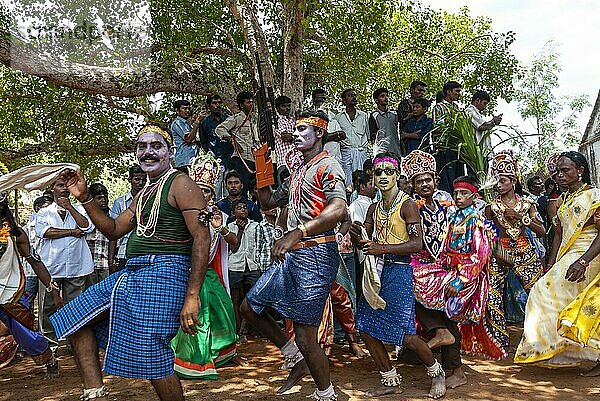 Volkstänzer beim Dasara Dussera Dusera Festival in Kulasai Kulasekharapatnam bei Tiruchendur  Tamil Nadu  Südindien  Indien  Asien