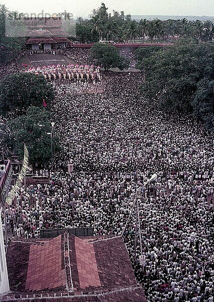 Die mit Spannung erwartete Veranstaltung zum Wechsel der Regenschirme  Kutamattam  Pooram Festival  Thrissur  Trichur  Kerala  Südindien  Indien  Asien