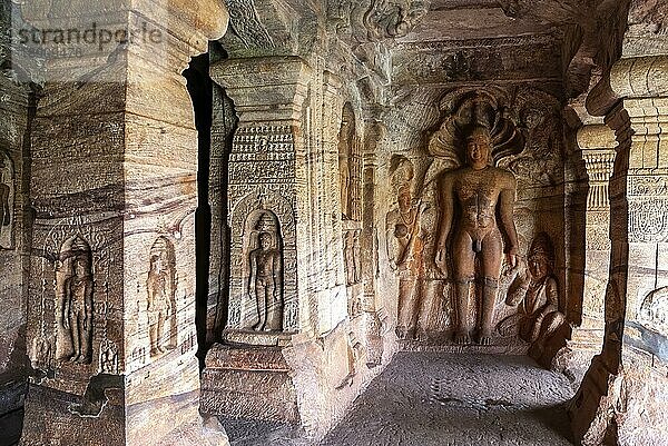 Bahubali aus dem 8. Jahrhundert in Höhle 4  Badami Jain-Höhlentempel in Badami  Karnataka  Südindien  Indien  Asien