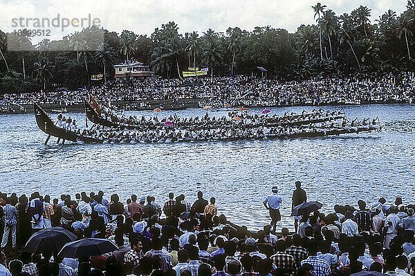 Aranmula Vallamkali Festival  Schlangenbootrennen  auf dem Pampa Fluss während des Onam Festes in Aranmula  Kerala  Südindien  Indien  Asien