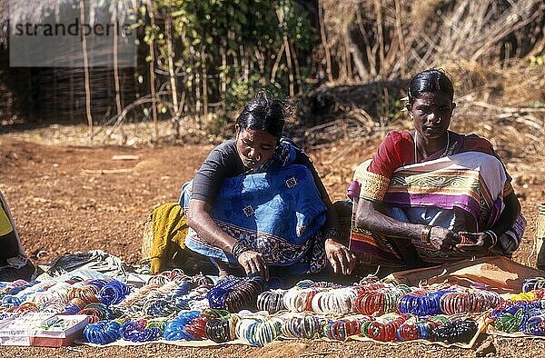 Stammesangehörige Frauen verkaufen Armreifen auf dem Sunkarametta-Wochenmarkt im Araku-Tal in der Nähe von Visakhapatnam Vizag  Andhra Pradesh  Südindien  Indien  Asien