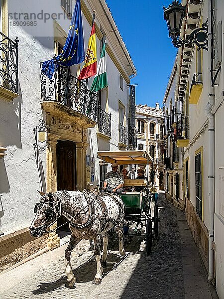 RONDA  ANDALUCIA/SPAIN - MAI 8 : Touristen genießen eine Fahrt in einer Pferdekutsche in Ronda  Spanien  am 8. Mai 2014. Nicht identifizierte Personen  Europa