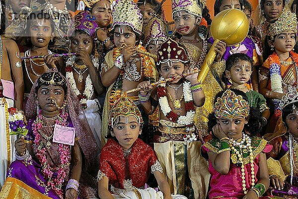 Als Lord Krishna verkleidete Kinder beim Janmashtami Krishna Jayanthi Festival in Iskcon in Coimbatore  Tamil Nadu  Südindien  Indien  Asien