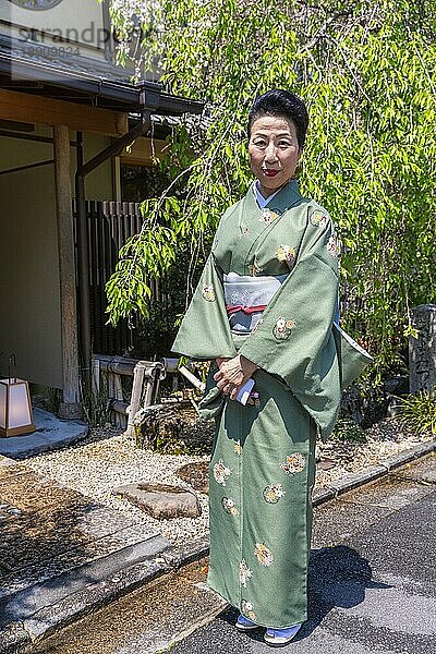 Kyoto Japan. Ältere Frau im traditionellen Kimono