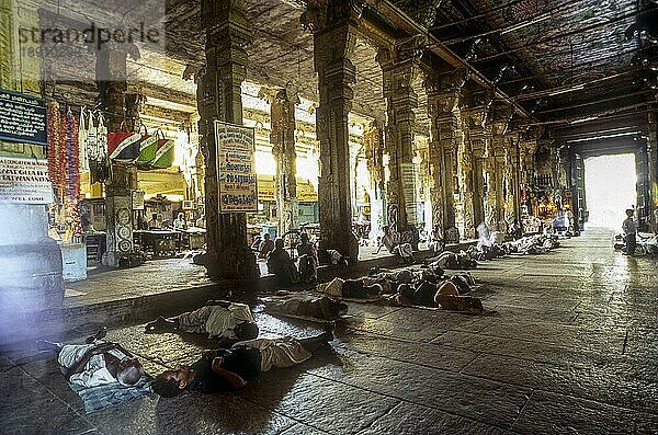 Menschen genießen ein Nickerchen im Mahamantap im Meenakshi-Tempel  Madurai  Tamil Nadu  Südindien  Indien  Asien