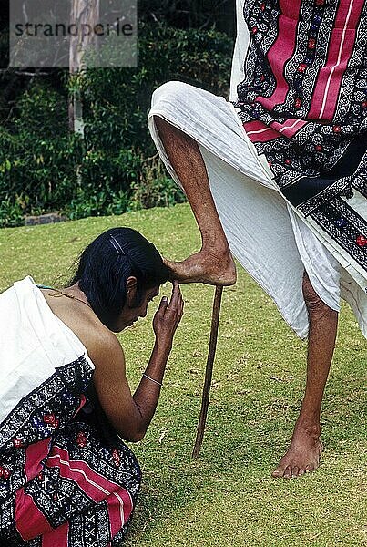 Toda  die zur Begrüßung ihren rechten Fuß heben und ihn für ihren Segen in den Kopf der Frau stecken  Ooty Udhagamandalam  Nilgiris  Tamil Nadu  Südindien  Indien  Asien