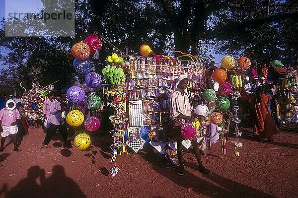 Ein traditioneller Ballonverkäufer verkauft Ballons während des Anthimahakalan Kavu Festivals  Kerala  Indien  Asien