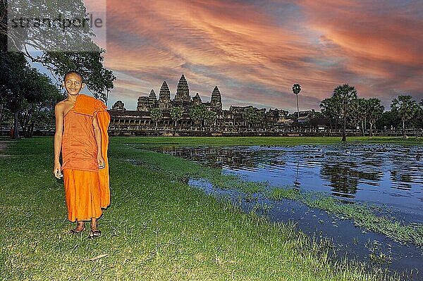 Ein buddhistischer Mönch im Angkor Wat-Tempel bei Sonnenuntergang. Siem Reap. Kambodscha