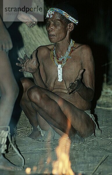 Bushman women singing at camp fire  africa  San  Buschmänner  Bushmen  woman  Menschen  people  Kalahari  Namibia  Buschmann-Frau singt am Lagerfeuer  Afrika