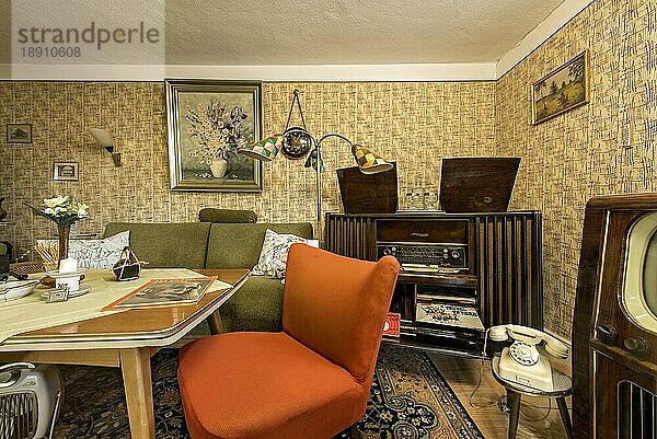 Wohnzimmer der 1950er Jahre  altes Radio  Musikschrank  Telefon  Fernseher  Haus aus Rauschenberg  Marktplatz  Freilichtmuseum Hessenpark  Neu-Anspach  Taunus  Hessen  Deutschland  Europa