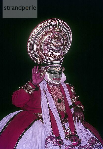 Kathakali Bhima Pacha Grünes Zeichen in Kerala Kalamandalam Koothambalam Tempeltheater Cheruthuruthy bei Soranur  Kerala  Südindien  Indien  Asien