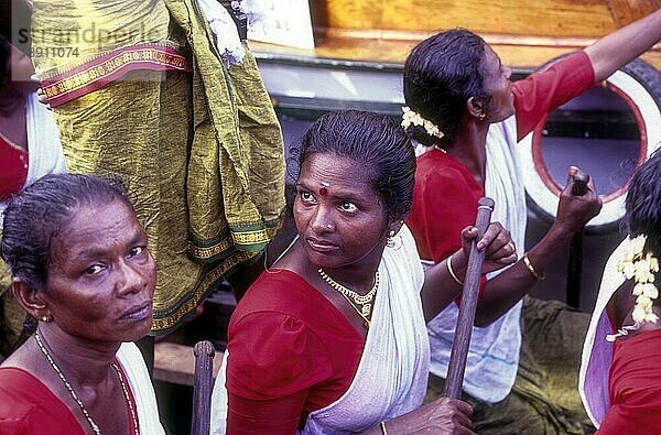 Eine Ruderin im Nehru Trophy Boat Race  Alappuzha Alleppey  Kerala  Südindien  Indien  Asien