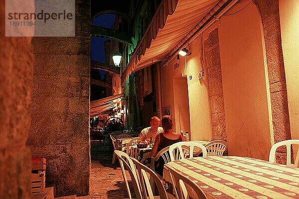 Guests dining in restaurant at night  old part of Bonifacio  Corsica  France  Gäste speisen vor Restaurant bei Nacht  Altstadt von Bonifacio  Korsika  Frankreich  Europa