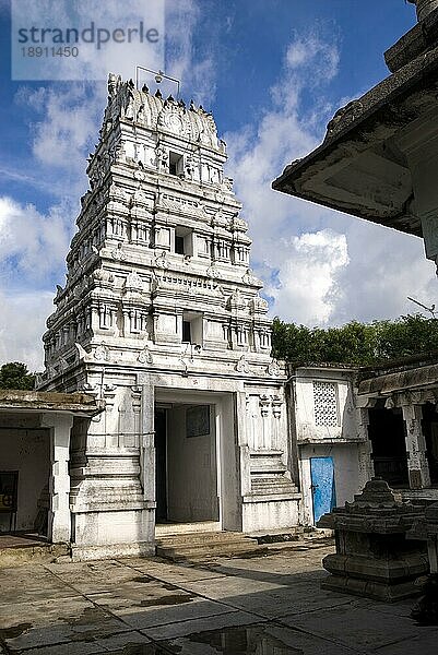 Turm im Adinath Jain-Tempel im Dorf Vidur bei Tindivanam  Tamil Nadu  Südindien  Indien  Asien