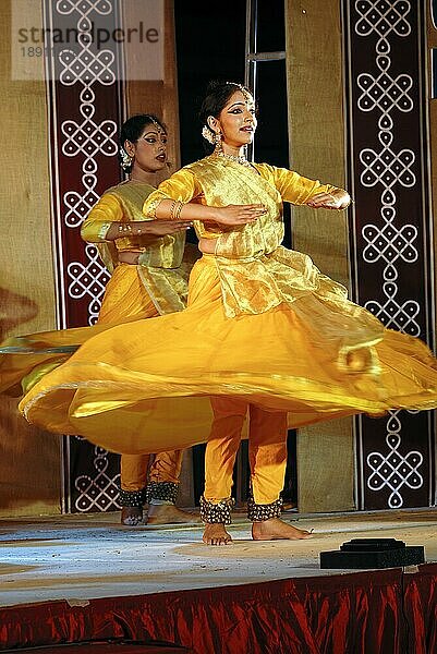 Kathak-Tanz beim Natiyanjali-Festival im Perur-Tempel  Tamil Nadu  Indien  Asien